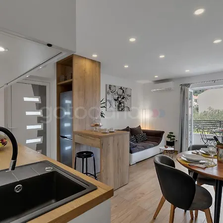 Апартаменти Luxurious Lara&luka